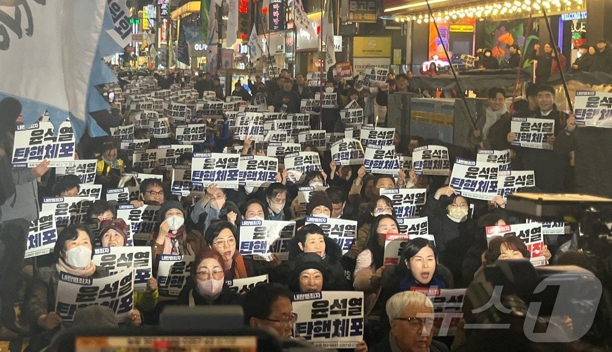 4일 부산 부산진구 쥬디스태화 앞에서 열린 &#39;윤석열 대통령 즉각 퇴진 대회&#39;에서 시민들이 윤 대통령의 퇴진을 촉구하고 있다. ⓒ News1 장광일 기자