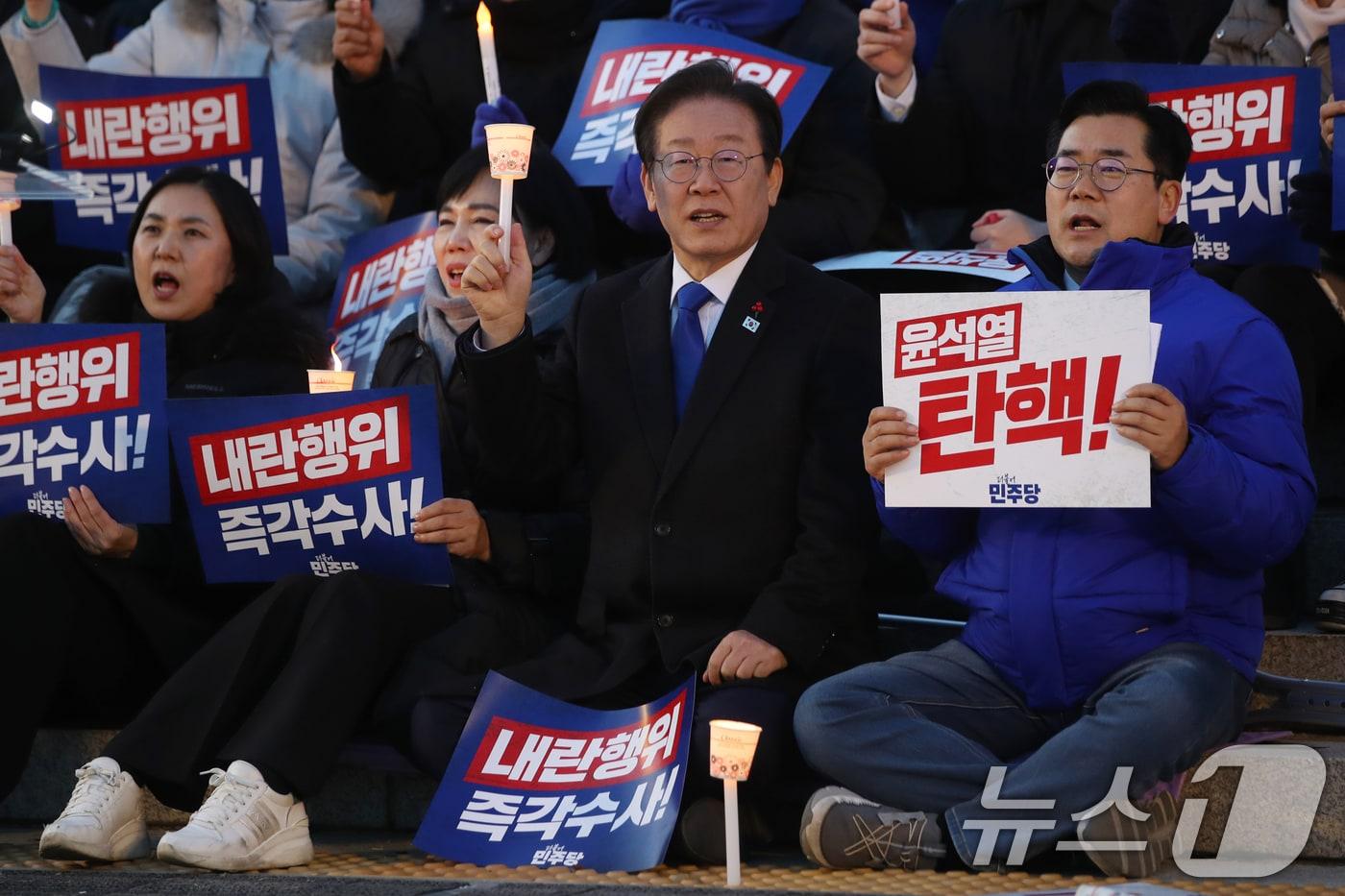 이재명 더불어민주당 대표가 4일 오후 서울 여의도 국회 본청 앞 계단에서 열린 윤석열 대통령 사퇴촉구ㆍ탄핵 추진 범국민 촛불문화제에서 참가자들과 함께 촛불을 들고 구호를 외치고 있다. 2024.12.4/뉴스1 ⓒ News1 이광호 기자