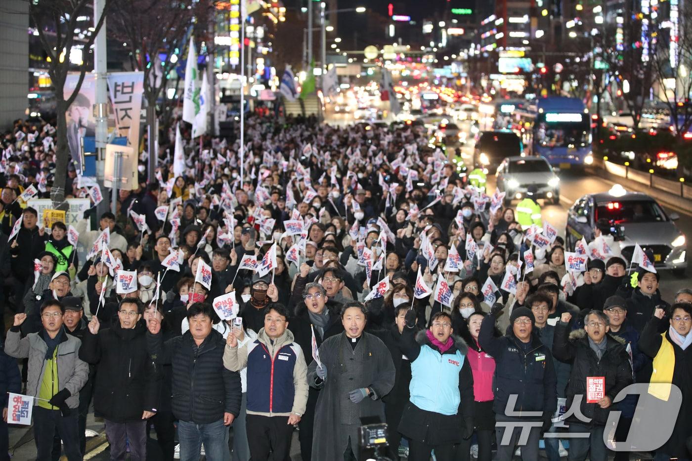 윤석열퇴진대전운동본부와 시민단체를 비롯해 시민들이 4일 대전 서구 은하수네거리에서 윤석열 대통령 퇴진을 촉구하는 집회를 열고 있다. 2024.12.4/뉴스1 ⓒ News1 김기태 기자