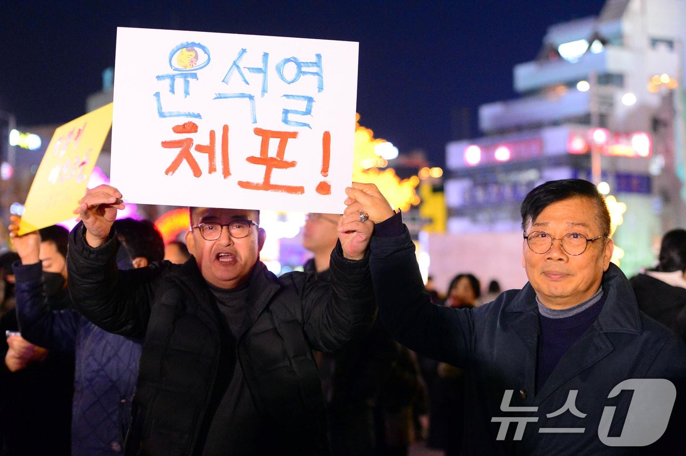 4일 오후 5·18민주화운동 역사 현장인 광주 동구 금남로 옛 전남도청 광장에서 열린 &#39;광주시민총궐기대회&#39;에서 시민들이 헌정 유린, 내란 수괴를 외치며 윤석열 체포·구속을 촉구하고 있다. 2024.12.4/뉴스1 ⓒ News1 이승현 기자