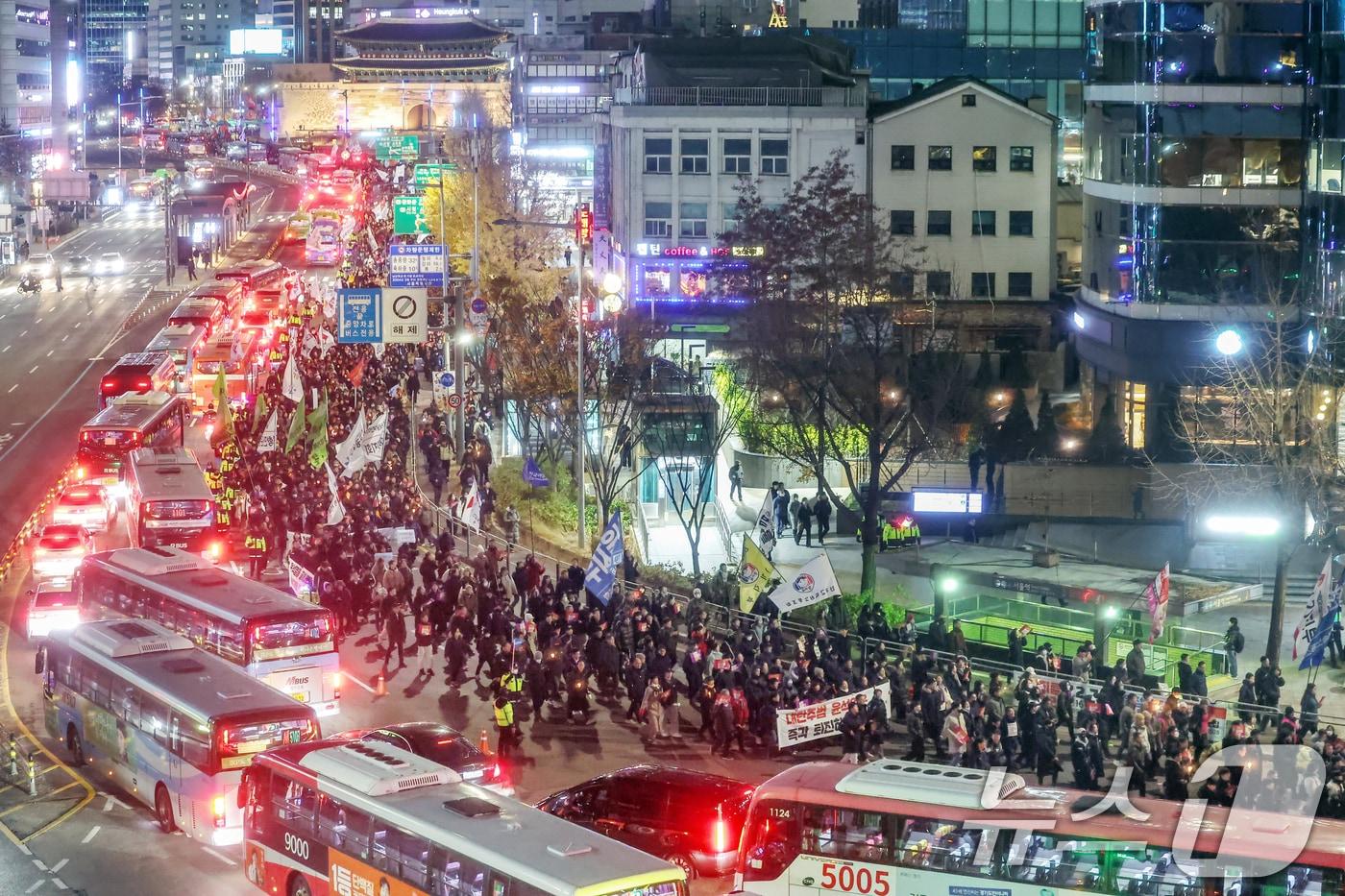 시민사회단체 관계자들이 4일 오후 서울 종로구 동화면세점 앞에서 윤석열 대통령의 퇴진을 촉구하는 촛불집회를 마친 뒤 대통령실 방향으로 행진하고 있다. 2024.12.4/뉴스1 ⓒ News1 민경석 기자