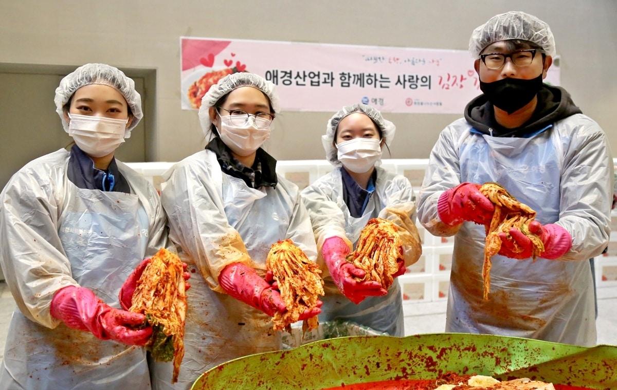 애경산업은 희망을나누는사람들과 지난 4일 AK플라자 광명점에서 &#39;2024 사랑의 김장김치 나눔 행사&#39;를 진행했다.&#40;애경산업제공&#41;