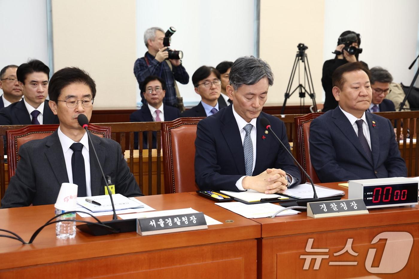 이상민 행정안전부 장관&#40;오른쪽부터&#41;, 조지호 경찰청장, 김봉식 서울경찰청장이 지난 5일 오전 서울 여의도 국회에서 열린 비상계엄 관련 행정안전위원회 전체회의에 자리해 있다. /뉴스1 ⓒ News1 김민지 기자