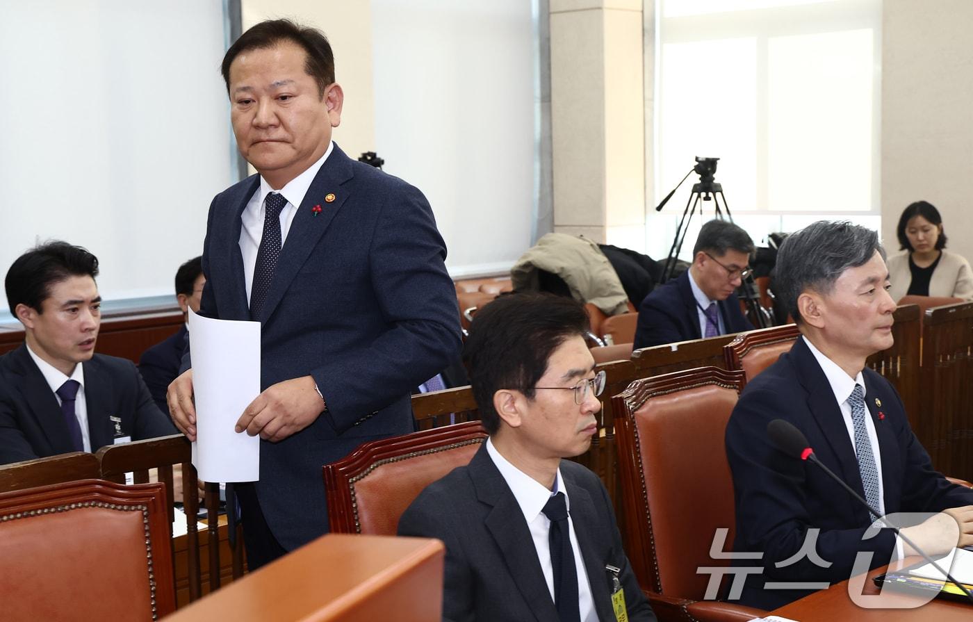 이상민 행정안전부 장관이 5일 오전 서울 여의도 국회에서 열린 비상계엄 관련 행정안전위원회 전체회의에서 계염 당시 상황에 대한 업무보고를 하기위해 단상으로 향하고 있다. 오른쪽부터 조지호 경찰청장, 김봉식 서울경찰청장, 이 장관. 2024.12.5/뉴스1 ⓒ News1 김민지 기자