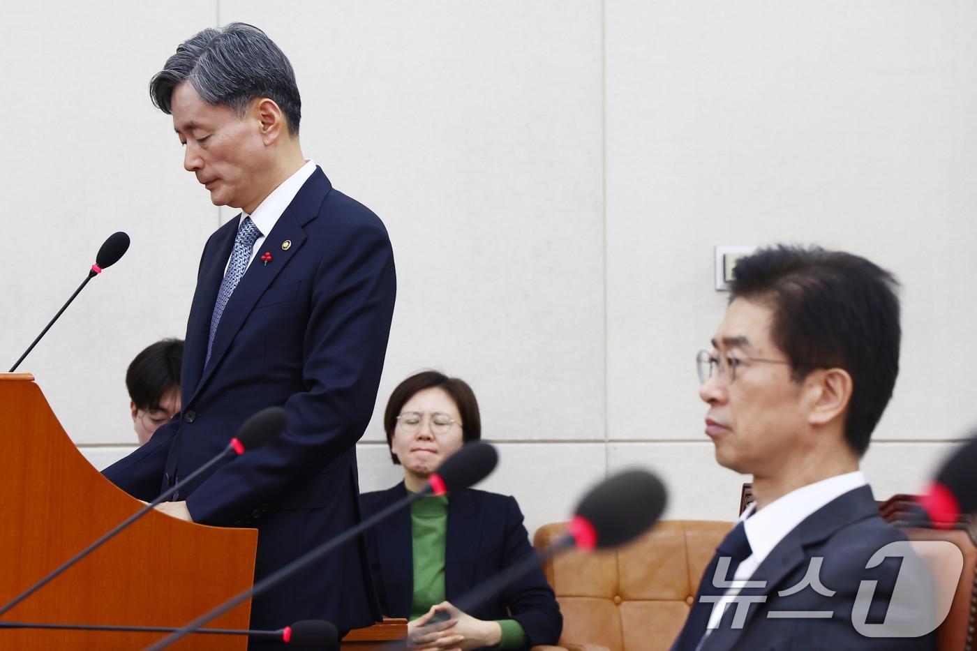 조지호 경찰청장&#40;왼쪾&#41;과 김봉식 서울경찰청장이 5일 오전 서울 여의도 국회에서 열린 비상계엄 관련 행정안전위원회 전체회의에 굳은 표정으로 출석해 있다. 2024.12.5/뉴스1 ⓒ News1 김민지 기자