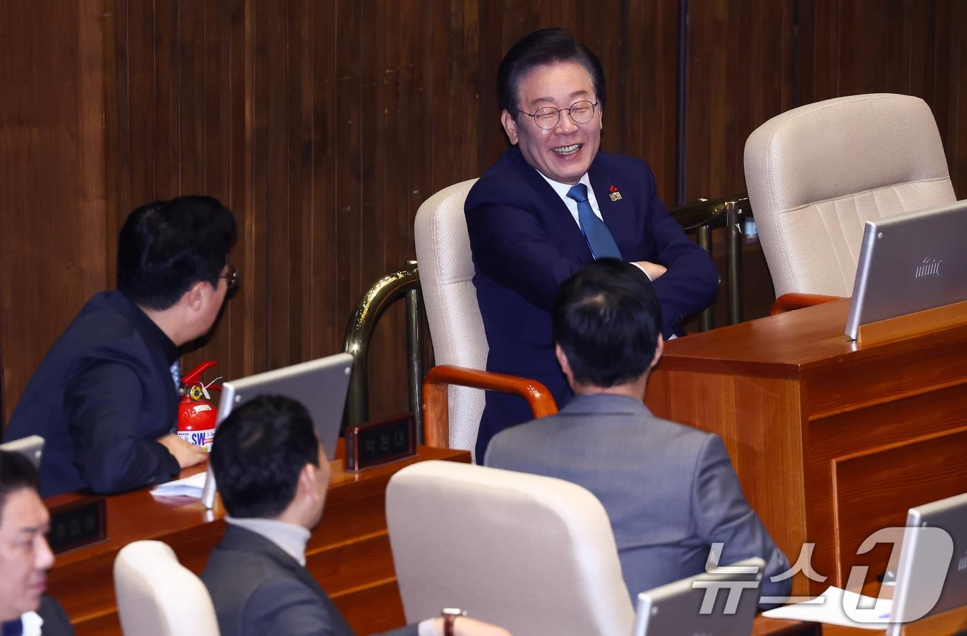 더불어민주당 이재명 대표와 박찬대 원내대표 등이 5일 오전 서울 여의도 국회에서 열린 본회의에서 최재해 감사원장과 이창수·조상원·최재훈 검사 탄핵소추안이 추가 상정 의사일정 변경 동의의 건이 가결되자 대화하고 있다. 2024.12.5/뉴스1 ⓒ News1 김민지 기자