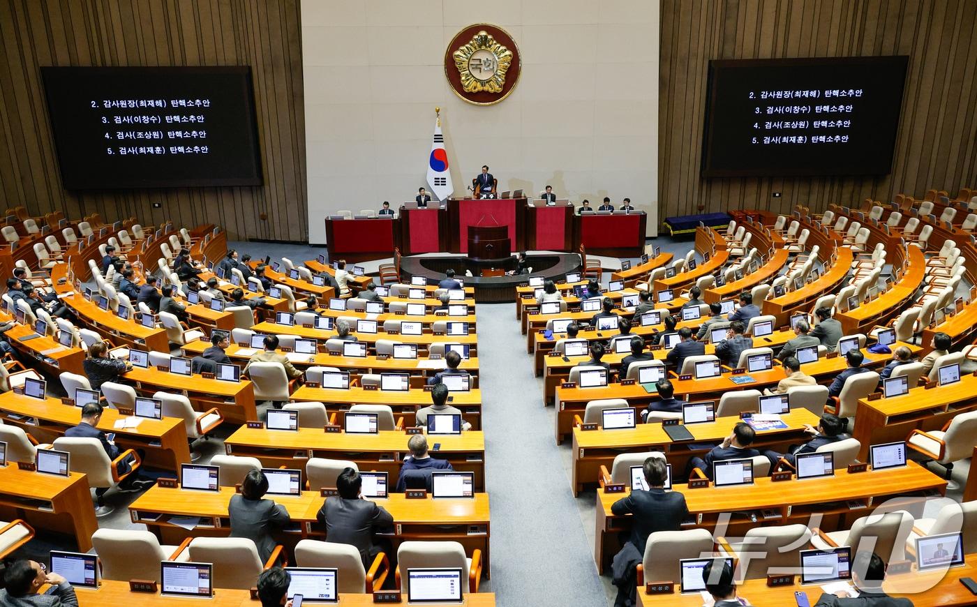 우원식 국회의장이 5일 서울 여의도 국회에서 열린 본회의에서 최재해 감사원장과 이창수 서울중앙지검장, 조상원 4차장검사, 최재훈 반부패수사2부장 탄핵 소추안 가결을 선언하고 있다. 2024.12.5/뉴스1 ⓒ News1 안은나 기자