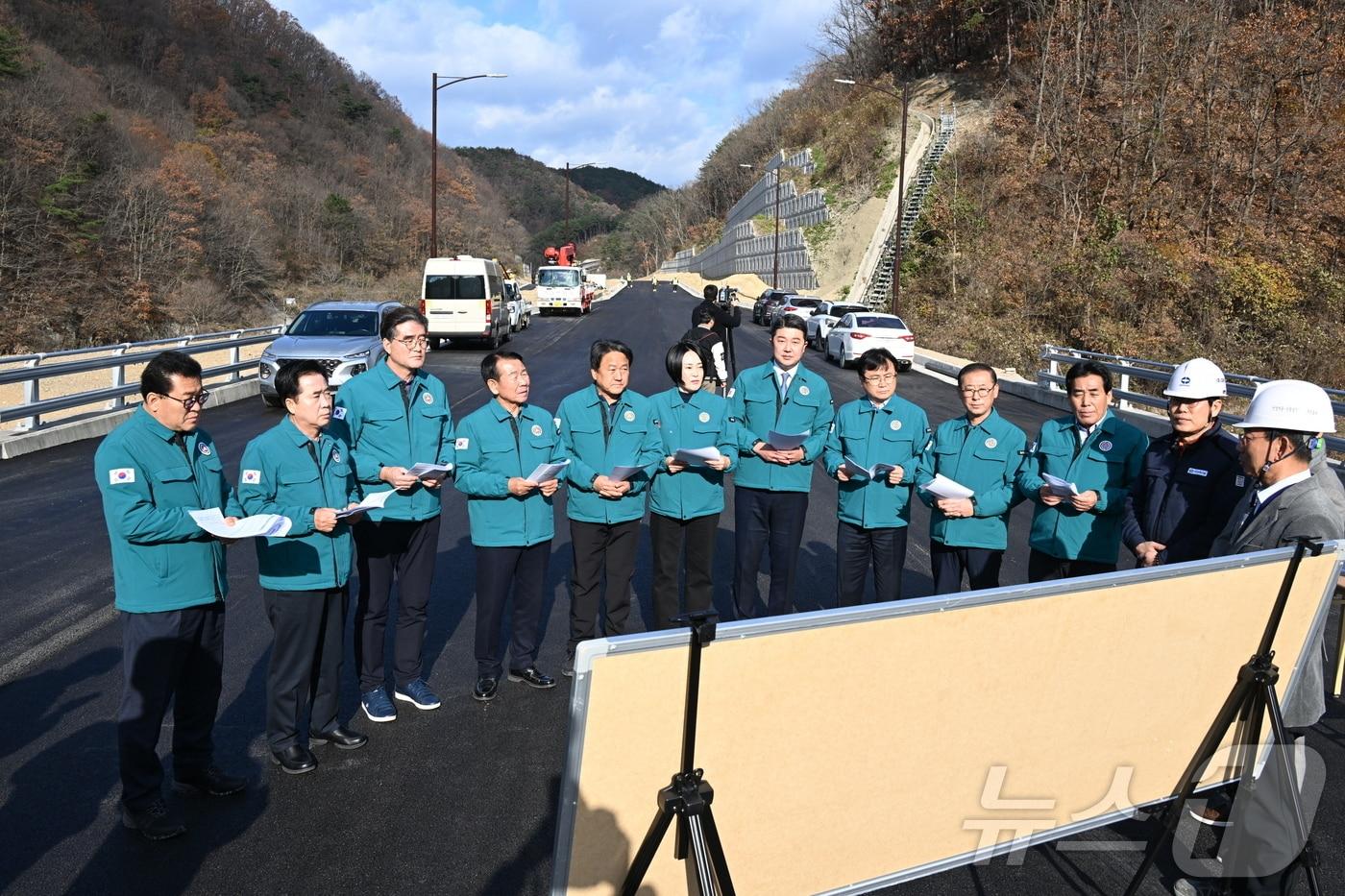 울주군의회&#40;의장 최길영&#41;는 5일 개통을 앞두고 막바지 공사가 한창인 ‘언양 반송~삼동 상작간 도로개설공사’ 현장을 방문, 추진 상황을 점검했다.