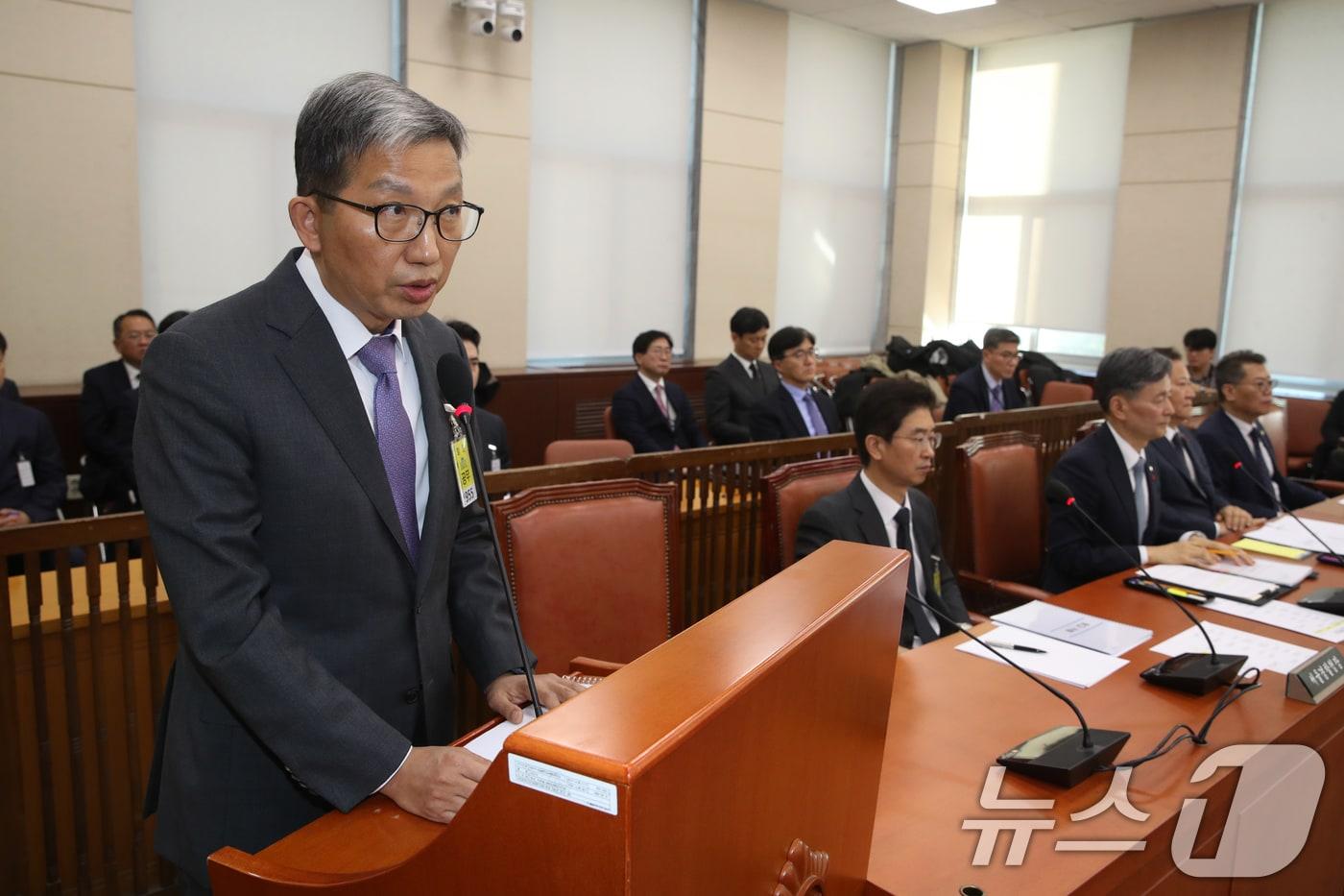 우종수 경찰청 국가수사본부장이 5일 오전 서울 여의도 국회에서 열린 비상계엄 관련 행정안전위원회 전체회의에 출석해 의원 질의에 답하고 있다. 2024.12.5/뉴스1 ⓒ News1 이광호 기자