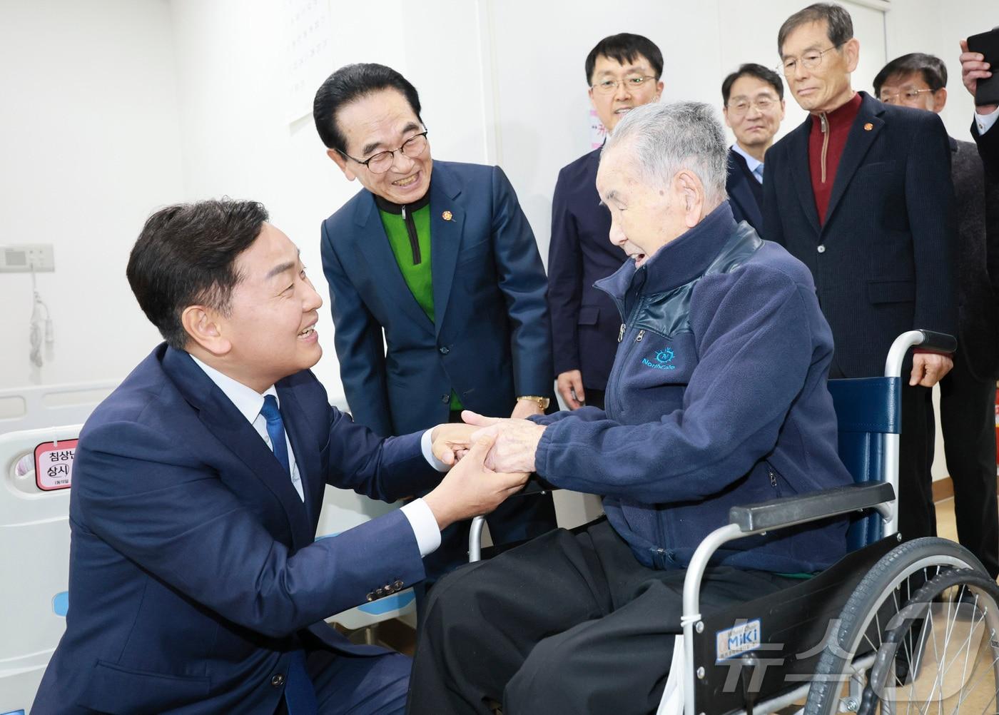 5일 김관영 전북지사가 호남권 유일 생존 애국지사 이석규 선생을 위문한 가운데 두 사람이 손을 맞잡고 있다.&#40;전북자치도 제공&#41;/뉴스1 