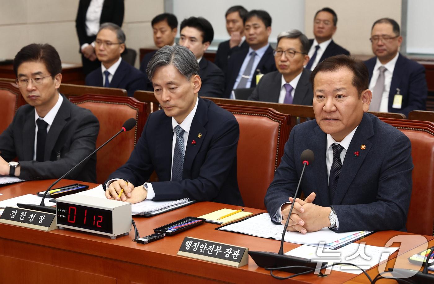 이상민 행정안전부 장관이 5일 오후 서울 여의도 국회에서 열린 비상계엄 관련 행정안전위원회 전체회의에서 계엄 사태에 관한 질의에 답변하고 있다. 오른쪽부터 이 장관, 조지호 경찰청장, 김봉식 서울경찰청장. 2024.12.5/뉴스1 ⓒ News1 김민지 기자