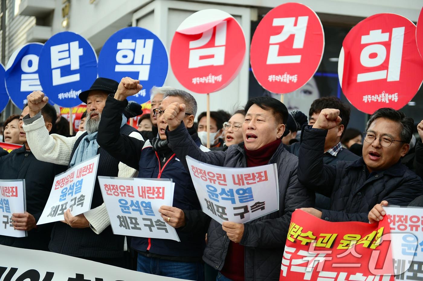 광주 86개 시민단체가 모인 윤석열 정권 퇴진 광주비상행동은 5일 광주 서구 치평동에 위치한 국민의힘 광주시당 앞에서 기자회견을 열고 국민의힘이 윤석열 대통령 탄핵 의결에 참여할 것을 촉구하고 있다. 2024.12.5/뉴스1 ⓒ News1 이승현 기자