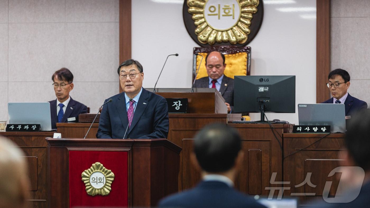 김윤철 합천군수가 5일 군의회 본회의장에서 내년도 예산안과 관련해 시정연설을 하고 있다&#40;합천군 제공&#41;. 2024.12.5