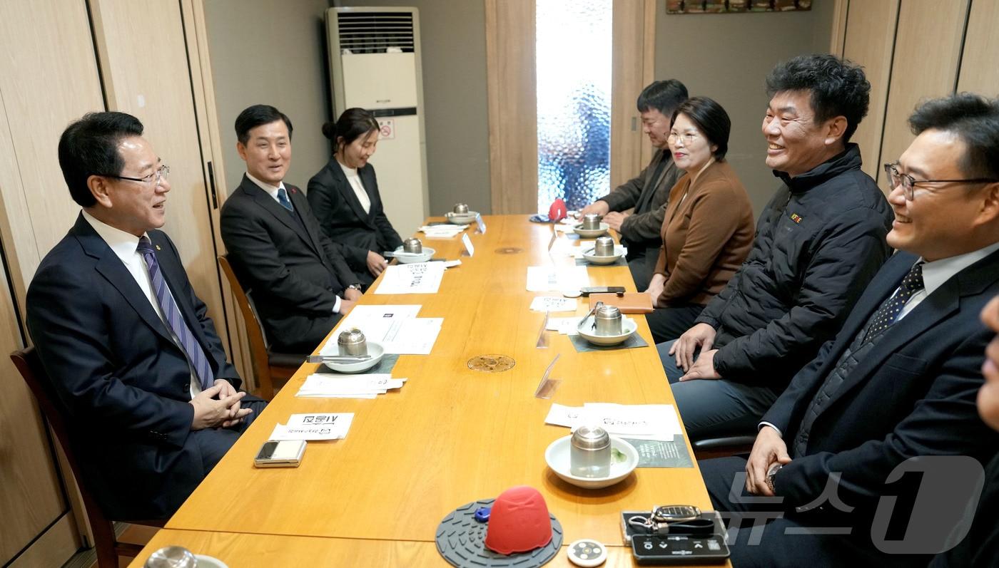 김영록 전라남도지사가 5일 순천시 한 식당에서 전남소상공인연합회 회원들과 오찬 간담회를 갖고 애로사항 청취 및 격려를 하고 있다.&#40;전남도 제공&#41; 2024.12.5/뉴스1 