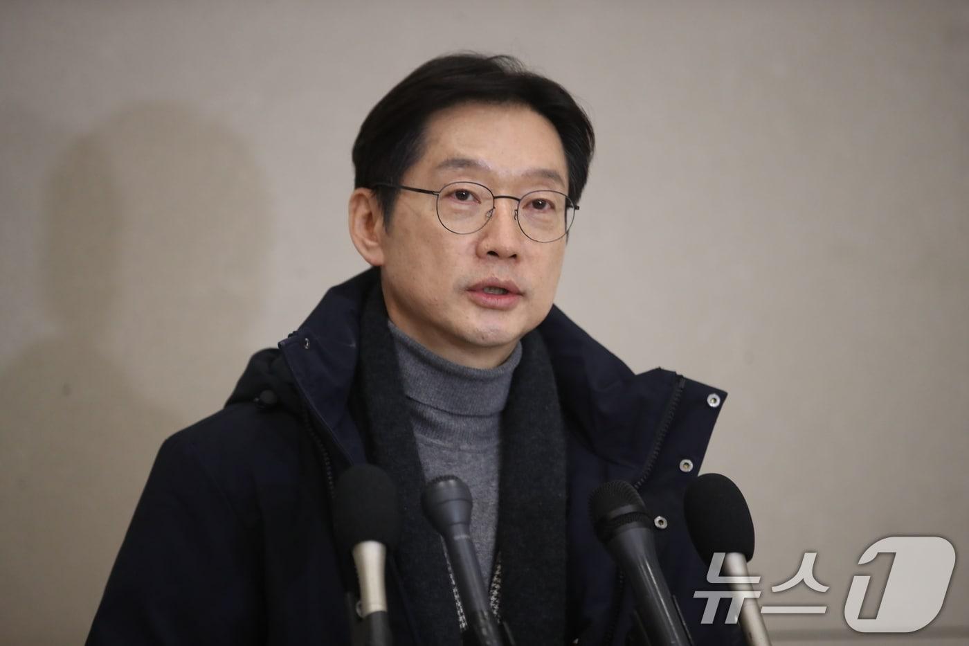 독일에서 유학 중이던 김경수 전 경남도지사가 5일 오후 인천국제공항을 통해 귀국해 인터뷰를 하고 있다. 앞서 김 전 지사는 비상계엄 선포와 관련해 당초 귀국 일정을 앞당겨 즉시 귀국을 결정했다. 2024.12.5/뉴스1 ⓒ News1 이승배 기자