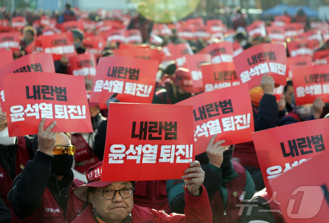 5일 오후 울산 태화강역 광장에서 열린 민주노총 울산지역본부 총파업 결의대회에서 조합원들이 윤석열 대통령 퇴진을 촉구하는 구호를 외치고 있다. 2024.12.5/뉴스1 ⓒ News1 김지혜 기자