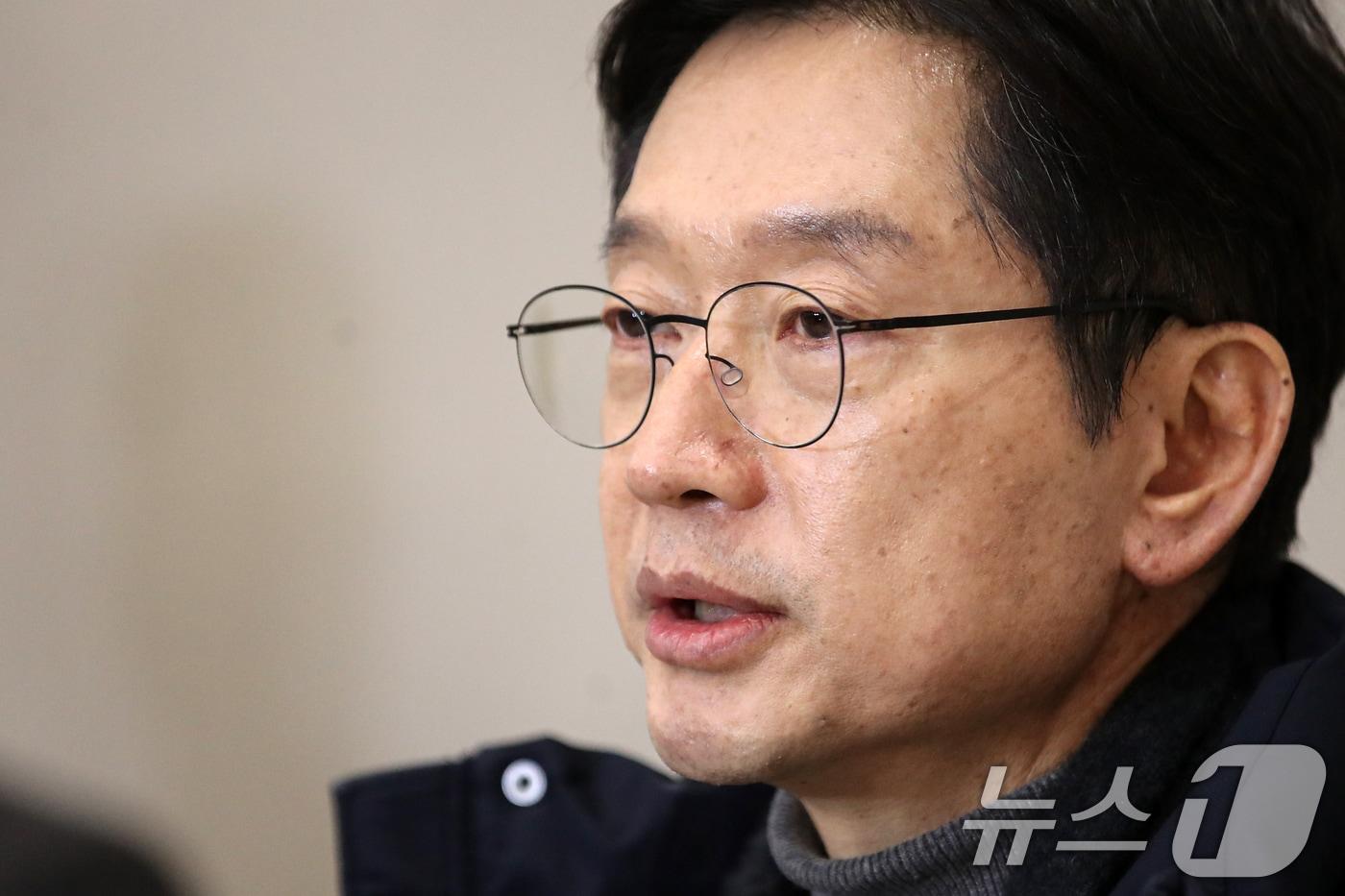 독일에서 유학 중이던 김경수 전 경남도지사가 5일 오후 인천국제공항을 통해 귀국해 입장을 밝히고 있다. 앞서 김 전 지사는 비상계엄 선포와 관련해 당초 귀국 일정을 앞당겨 즉시 귀국을 결정했다. 2024.12.5/뉴스1 ⓒ News1 이승배 기자