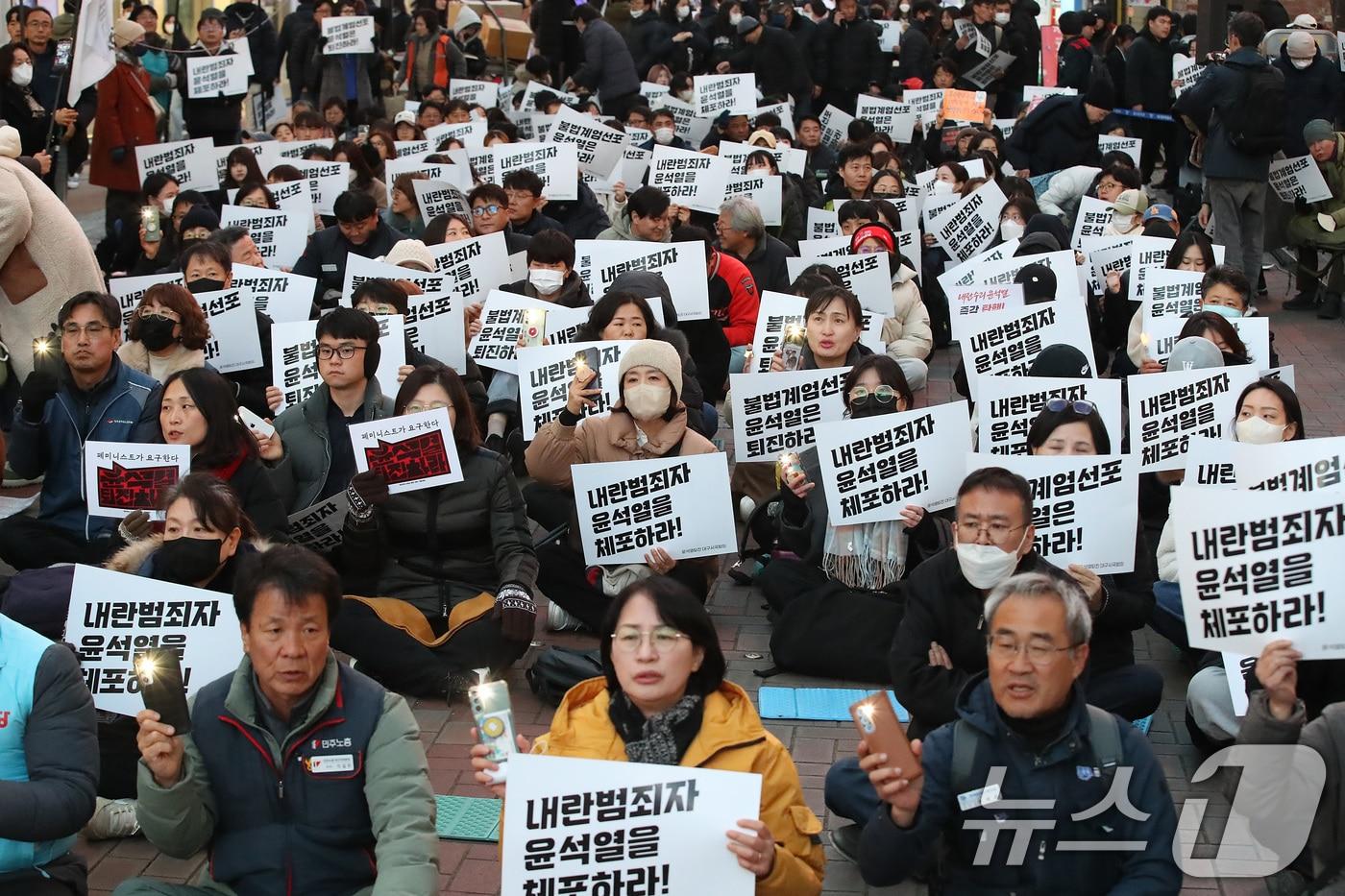 5일 오후 대구 중구 동성로에서 열린 대구시민시국대회에서 참석자들이 윤석열 대통령 퇴진을 촉구하고 있다. 2024.12.5/뉴스1 ⓒ News1 공정식 기자