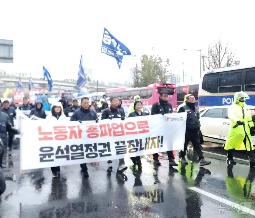 전국민주노동조합총연맹&#40;민주노총&#41;이 5일 오후 서울역 인근에서 &#39;내란범 윤석열퇴진촉구 민주노총 결의대회&#39;를 마치고 서울 종로구 동화면세점 앞으로 행진하고 있다.