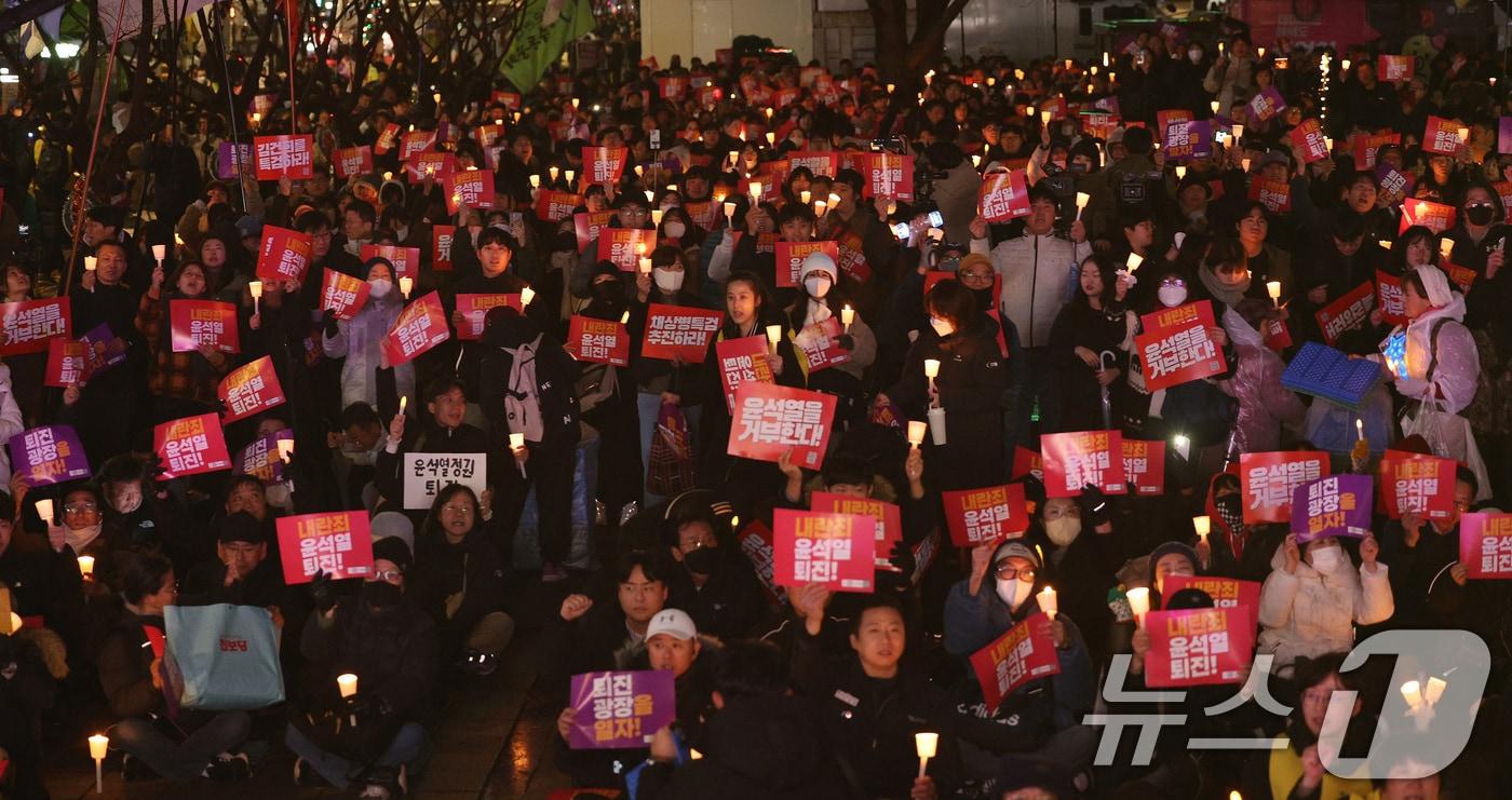 5일 오후 서울 종로구 동화면세점 앞에서 열린 윤석열 대통령 퇴진 촉구 집회에 참가한 시민들이 촛불을 들고 정권 퇴진을 촉구하고 있다. 2024.12.5/뉴스1 ⓒ News1 장수영 기자