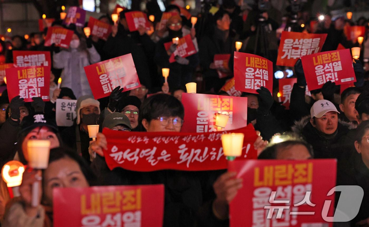 5일 오후 서울 종로구 동화면세점 앞에서 열린 윤석열 대통령 퇴진 촉구 집회에 참가한 시민들이 촛불을 들고 정권 퇴진을 촉구하고 있다. 2024.12.5/뉴스1 ⓒ News1 장수영 기자