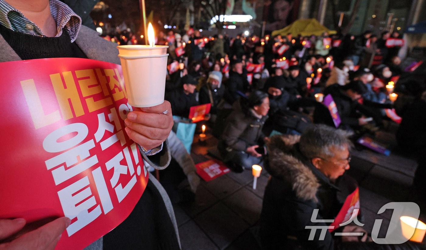 서울 종로구 동화면세점 앞에서 열린 윤석열 대통령 퇴진 촉구 집회에 참가한 시민들이 촛불을 들고 정권 퇴진을 촉구하고 있다. 2024.12.5/뉴스1 ⓒ News1 장수영 기자