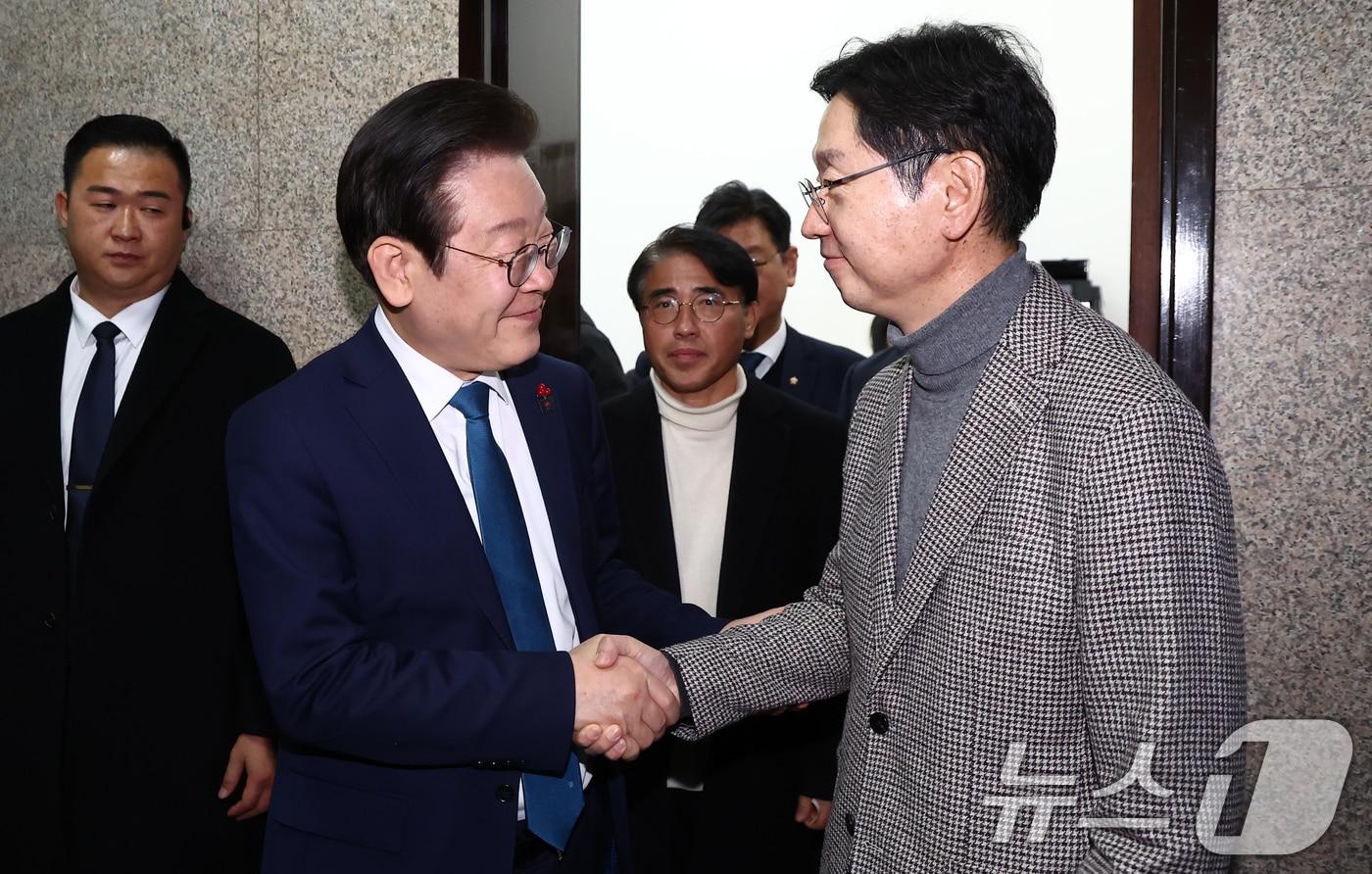 이재명 더불어민주당 대표가 5일 오후 서울 여의도 국회에서 김경수 전 경남도지사와 접견을 마치고 배웅하며 악수하고 있다. 2024.12.5/뉴스1 ⓒ News1 김민지 기자