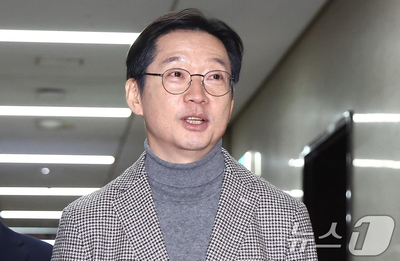 김경수 전 경남도지사가 5일 오후 서울 여의도 국회에서 이재명 더불어민주당 대표를 접견하기 위해 당대표실로 향하고 있다. 2024.12.5/뉴스1 ⓒ News1 김민지 기자