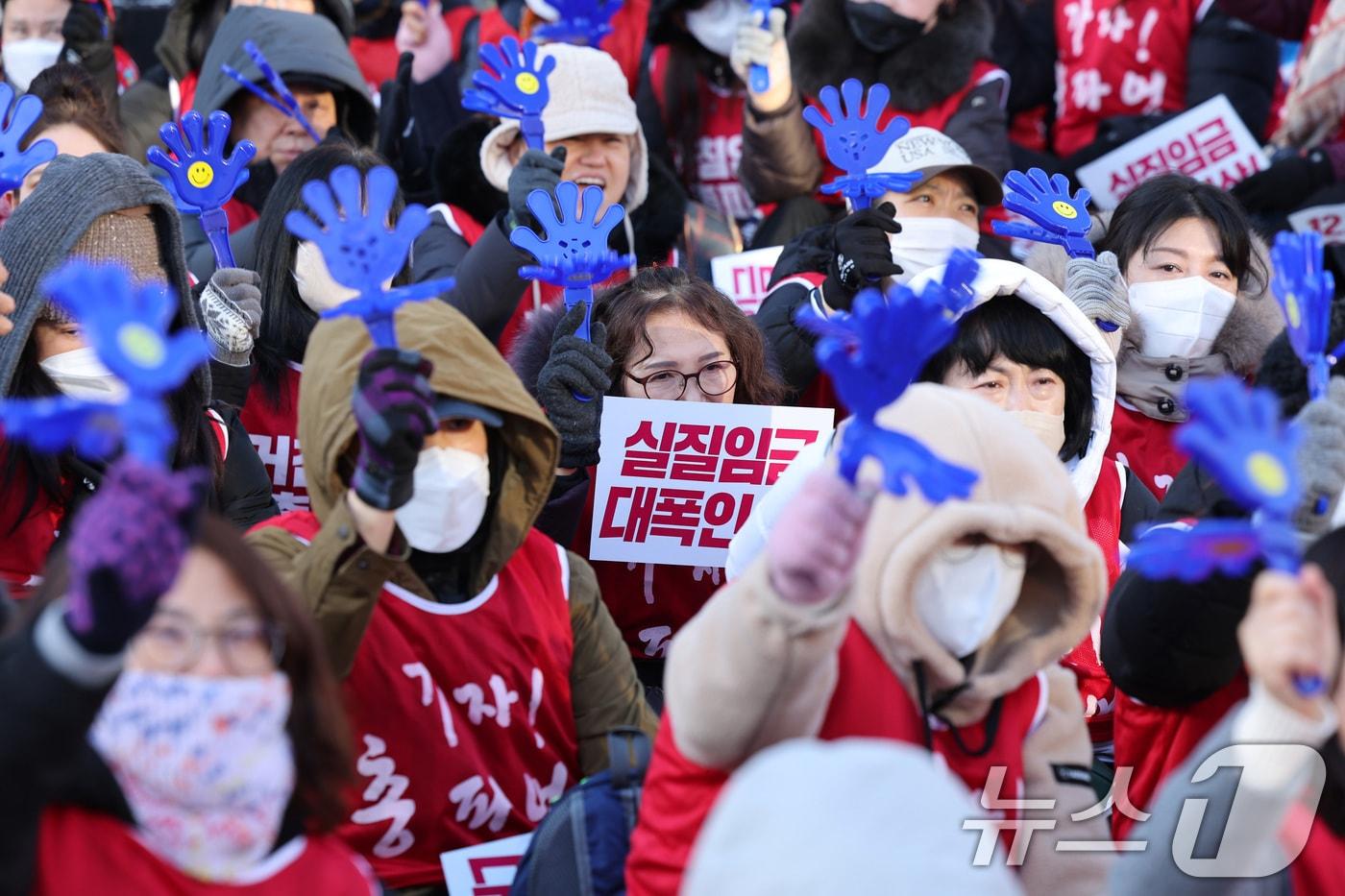 학교 급식·돌봄 업무에 종사하는 서울지역 학교 비정규직 노동자들이 6일 오전 서울 종로구 서울시교육청 앞에서 가진 총파업대회에서 구호를 외치고 있다.  2024.12.6/뉴스1 ⓒ News1 신웅수 기자