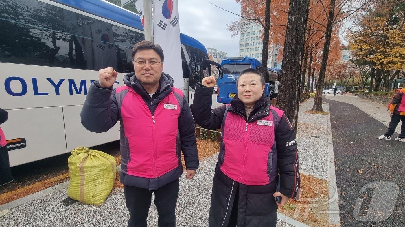 전국학교비정규직노동조합 대전지부 유석상 조직국장&#40;왼쪽&#41;과 김양희 지부장이 전국 단위 집회에 참가하기 위해 상경하기 전 투쟁 의지를 보이고 있다.2024.12.6/뉴스1 ⓒ News1 김태진 기자