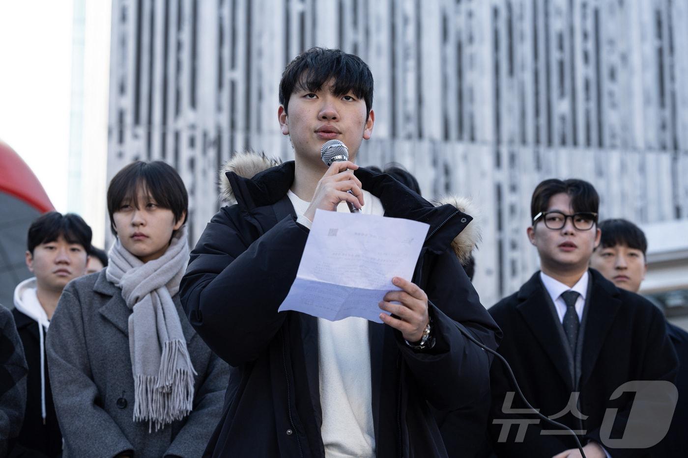 고려대학교·서강대학교를 비롯한 전국 7개 대학 총학생회 학생들이 6일 오전 서울 마포구 신촌 스타광장에서 비상계엄 대응을 위한 전국 대학 총학생회 긴급 합동 기자회견을 하고 있다. 2024.12.6/뉴스1 ⓒ News1 이재명 기자