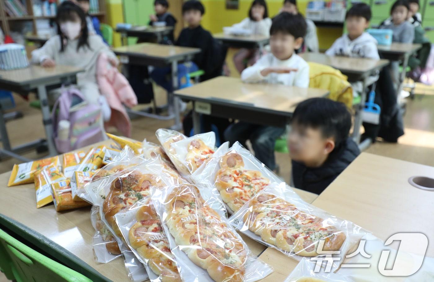 학교비정규직연대회의가 총파업에 돌인한 6일 전북자치도 전주시 홍산초등학교 1학년 교실에 대체급식으로 나온 빵과 음료가 놓여져 있다. 2024.12.6/뉴스1 ⓒ News1 유경석 기자