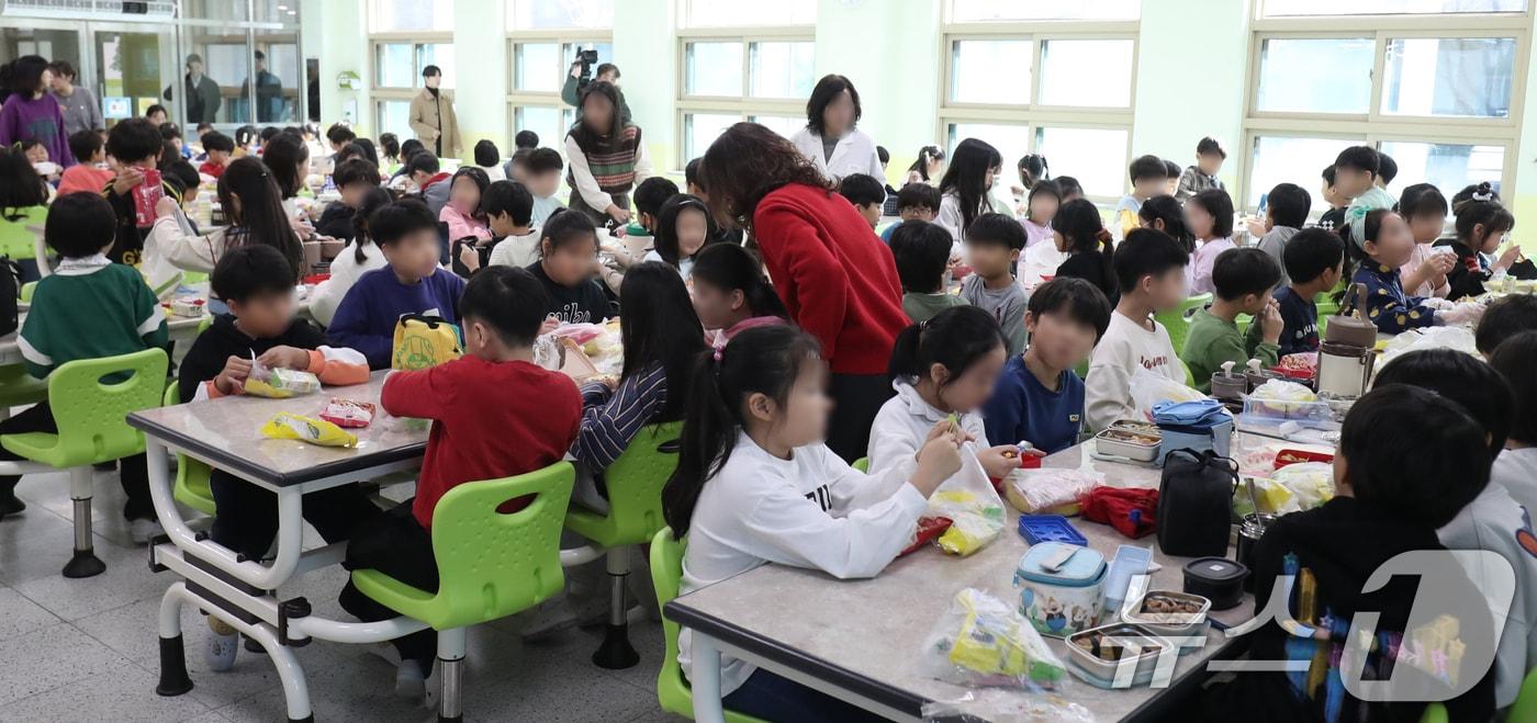 전국학교비정규직연대회의가 총파업에 들어간 6일 울산 남구 두왕초등학교 급식실에서 학생들이 점심으로 도시락을 먹고 있다. 2024.12.6/뉴스1 ⓒ News1 조민주 기자