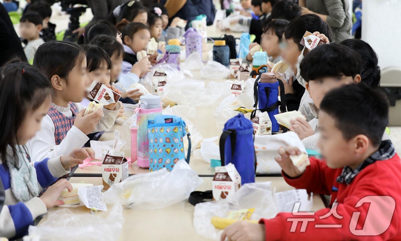 학교 급식·돌봄 업무에 종사하는 비정규직 노동자들이 총파업에 돌입한 6일 부산 시내 한 초등학교 급식실에서 학생들이 대체급식으로 나온 샌드위치·우유·바나나 등으로 점심을 먹고 있다. 2024.12.6/뉴스1 ⓒ News1 윤일지 기자