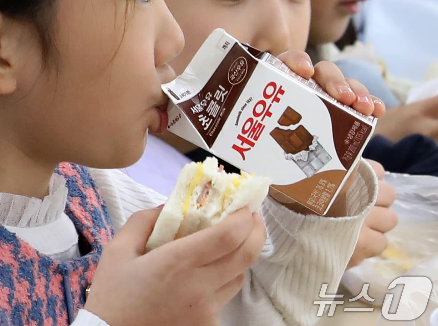 학교 급식·돌봄 업무에 종사하는 비정규직 노동자들이 총파업에 돌입한 6일 부산 시내 한 초등학교 급식실에서 학생들이 대체급식으로 나온 샌드위치·우유·바나나 등으로 점심을 먹고 있다. 2024.12.6/뉴스1 ⓒ News1 윤일지 기자