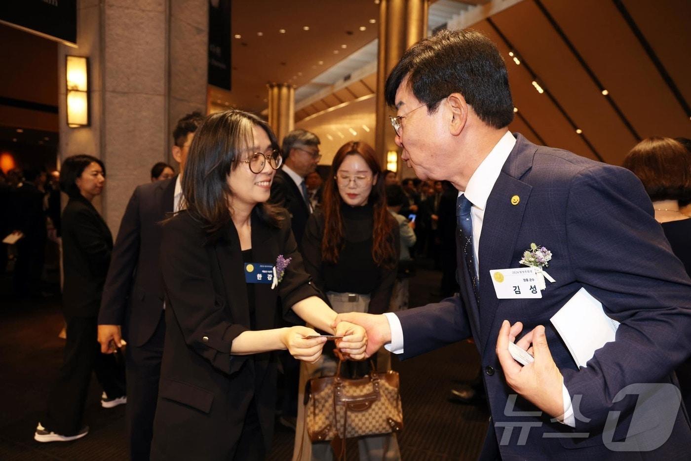 한강 작가&#40;왼쪽&#41;와 김성 장흥군수. ⓒ News1