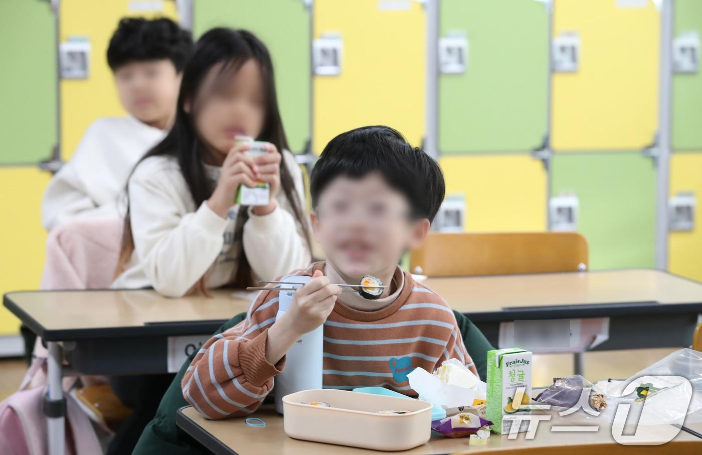 한 초등학교에서 어린이들이 밥을 먹는 모습. ⓒ News1 김기태 기자