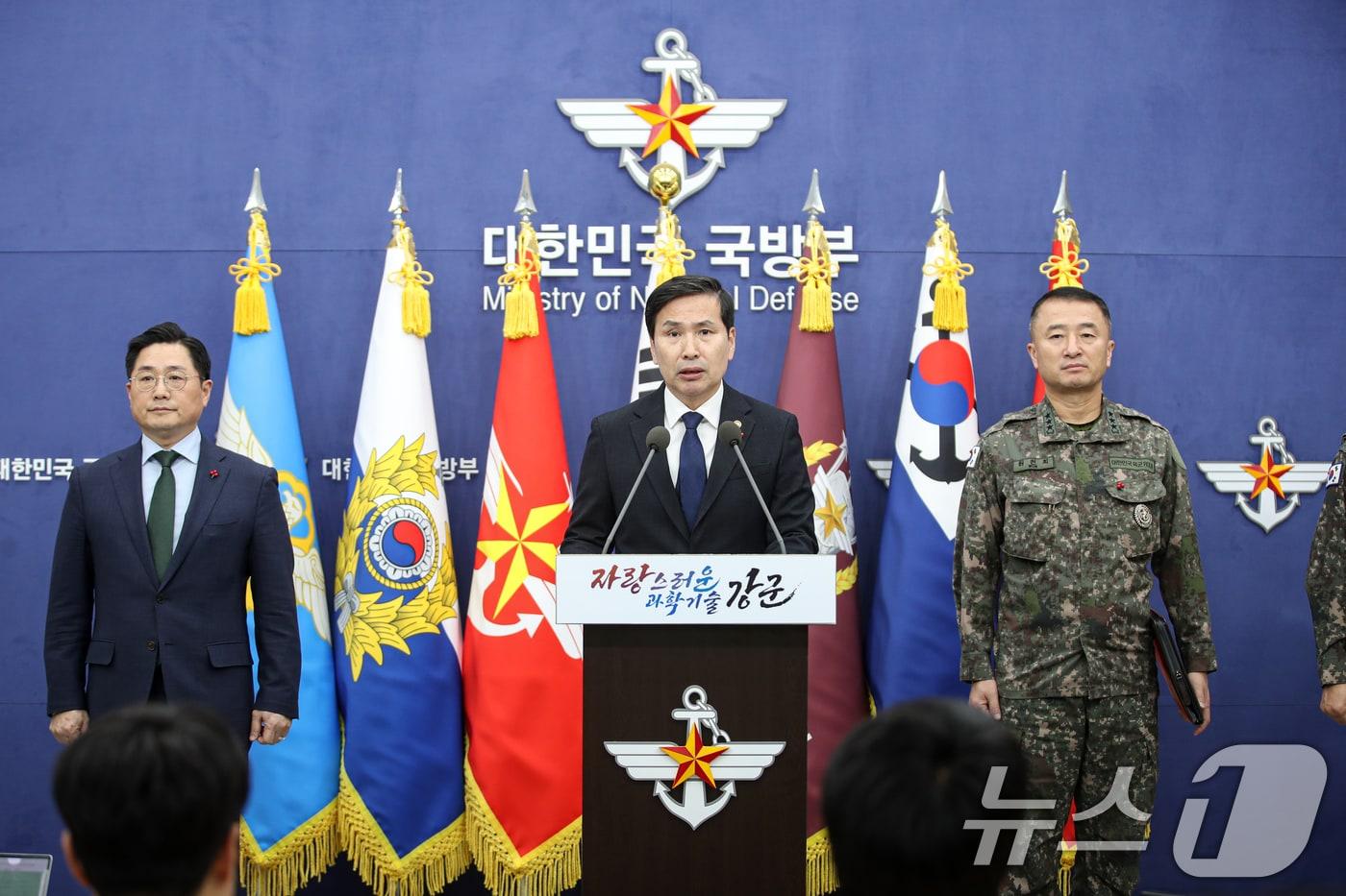 김선호 국방부 장관 직무대행이 6일 오후 서울 용산구 국방부에서 2차 계엄 의혹 관련 브리핑을 하고 있다. 2024.12.6/뉴스1 ⓒ News1 이승배 기자