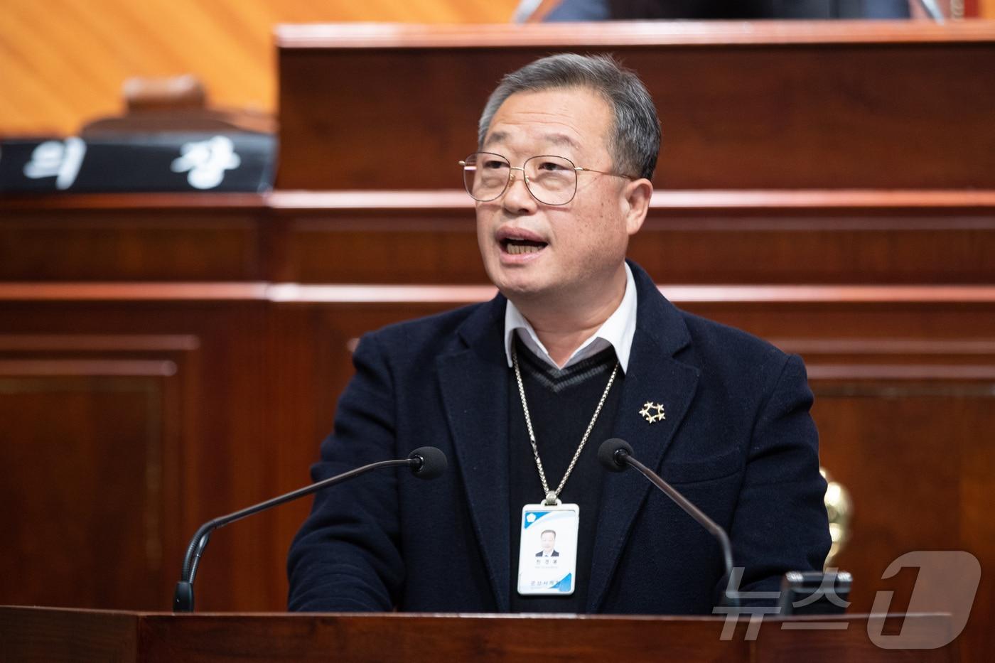 한경봉 군산시의회 의원이 6일 본회의장에서 신상발언을 하고 있다.&#40;군산시의회 제공&#41; 2024.12.6/뉴스1