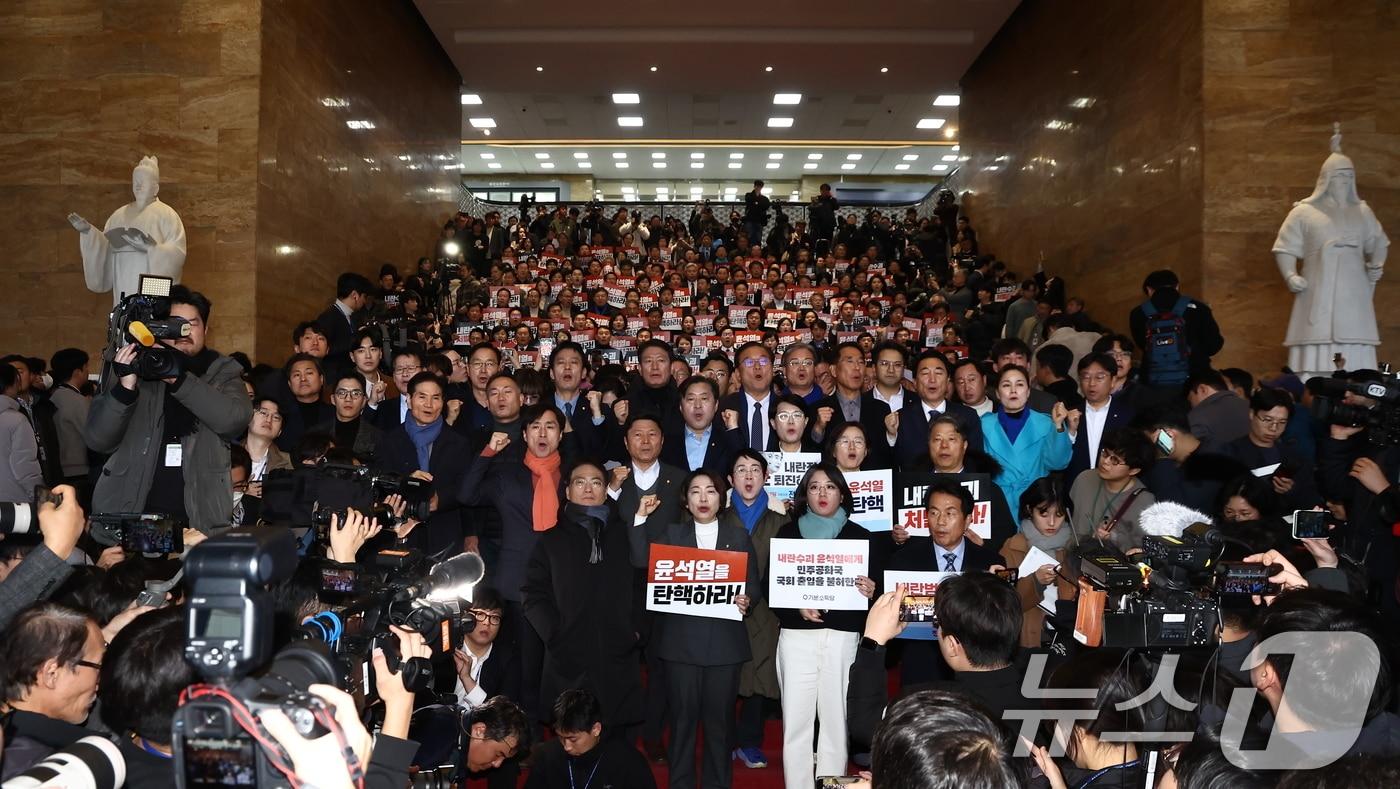 더불어민주당 등 야당 의원들이 6일 서울 여의도 국회 본청에서 윤석열 대통령의 국회 방문 계획이 알려지자 윤 대통령의 국회 출입을 막기 위해 규탄 구호를 외치고 있다. 한편 우원식 국회의장은 긴급 기자회견을 열고 “&#40;尹 대통령&#41;사전협의 없는 방문은 안전 담보가 어렵다”며 &#34;방문 계획을 유보해 달라＂고 당부했다. 2024.12.6/뉴스1 ⓒ News1 김민지 기자