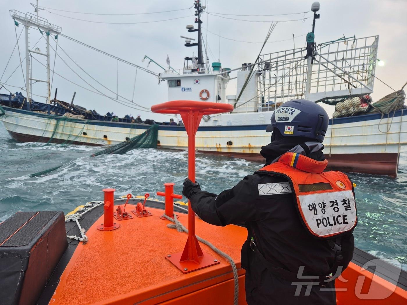 6일 제주 차귀도 서쪽 135㎞ 해상에서 무허가 중국어선들의 범장망 어구를 철거하는 작업이 진행되고 있다.&#40;제주해양경찰서 제공&#41; ⓒ News1 홍수영 기자