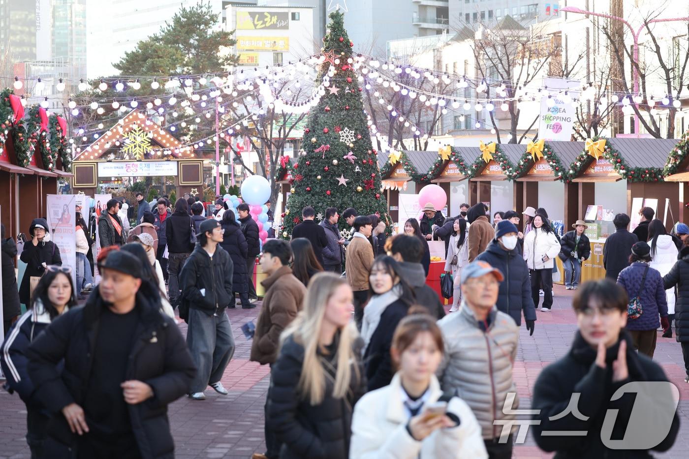 6일 오후 서울 마포구 홍대 레드로드에서 열린 &#39;12월 동행축제&#39;에서 시민들이 부스를 둘러보고 있다.  ⓒ News1 신웅수 기자