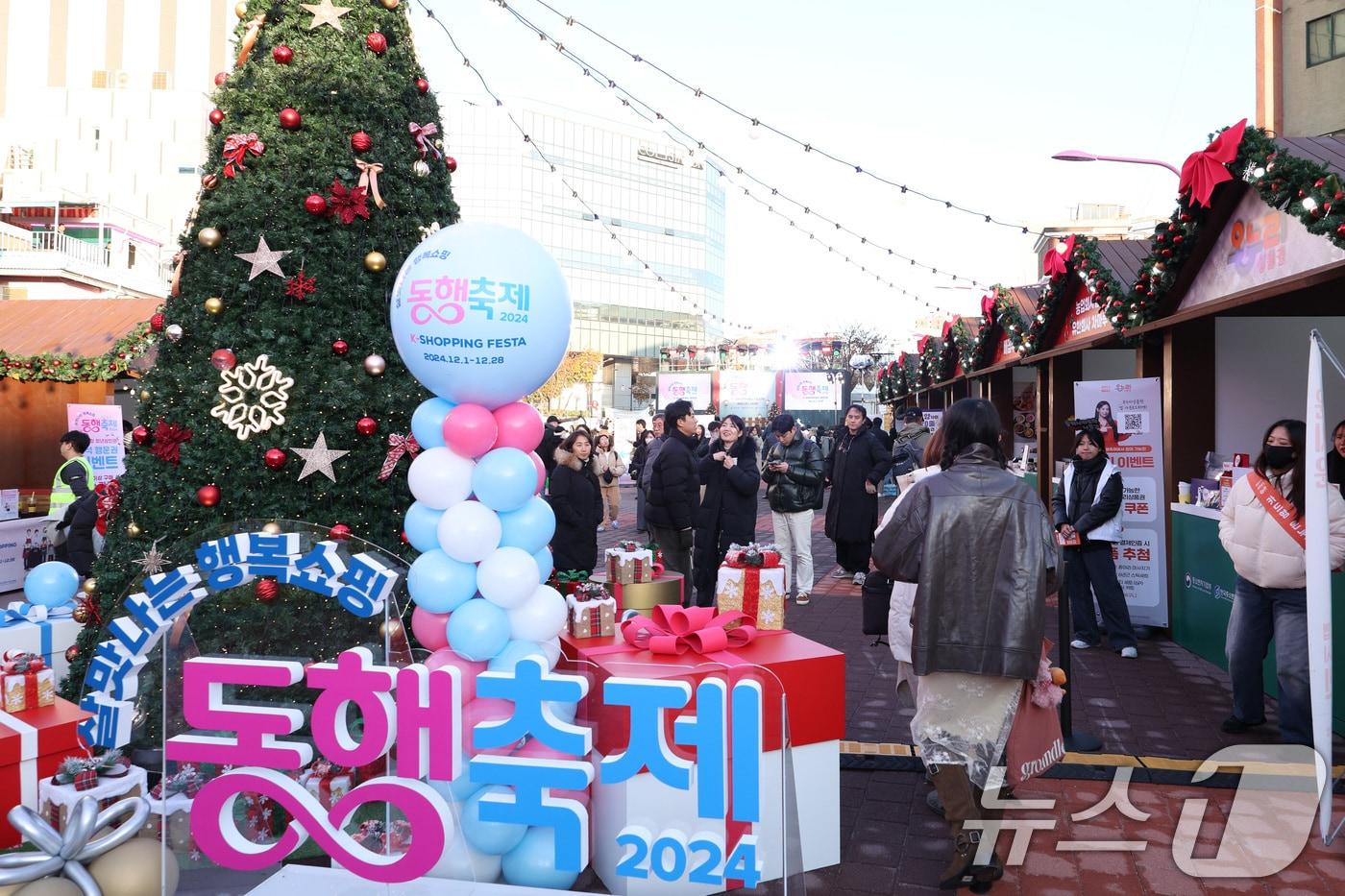 서울 마포구 홍대 레드로드에서 열린 &#39;12월 동행축제&#39;에서 시민들이 부스를 둘러보고 있다. /뉴스1 ⓒ News1 신웅수 기자