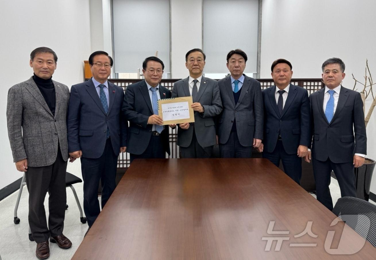 6일 오후 전북특별자치도 시장·군수협의회가 국회에서 더불어민주당 지도부를 차례로 만나 윤석열 대통령의 비상계엄과 관련한 전북 도민의 성난 민심을 전달하고 탄핵 절차를 차질없이 추진해달라고 촉구했다.&#40;사진 왼쪽부터 전춘성 진안군수, 유희태 완주군수, 정헌율 익산시장, 김윤덕 더불어민주당 사무총장, 우범기 전주시장, 강임준 군산시장, 정성주 김제시장&#41;