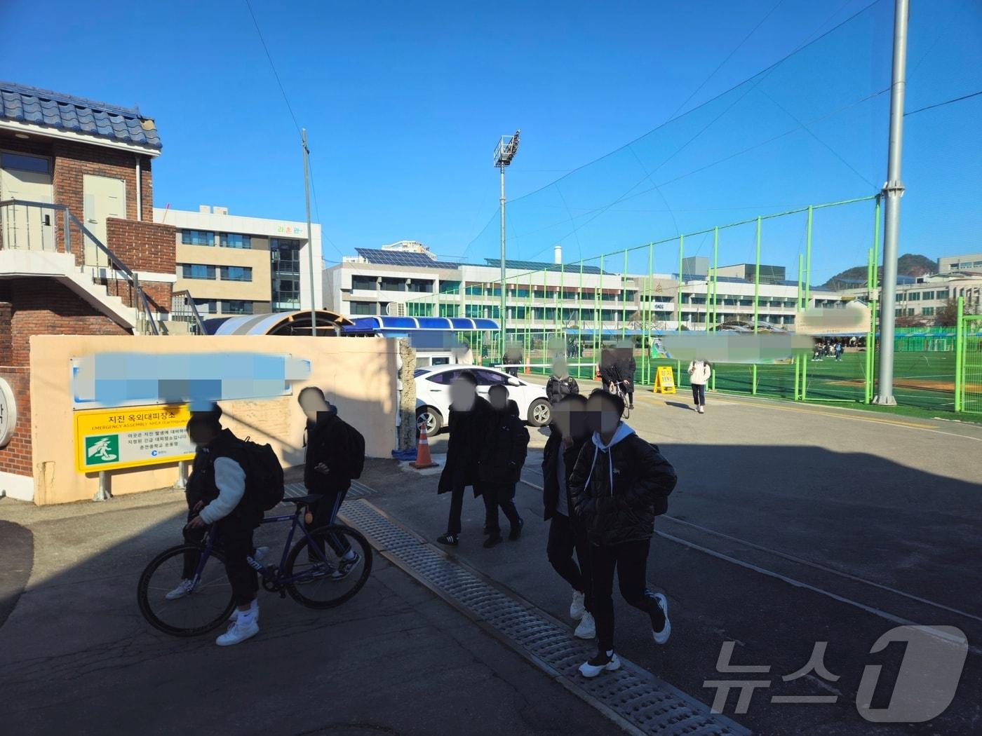 6일 낮 12시 45분쯤 강원 춘천의 한 중학교에서 학생들이 단축수업이 진행되자 교문을 나서고 있다.2024.12.6 한귀섭 기자