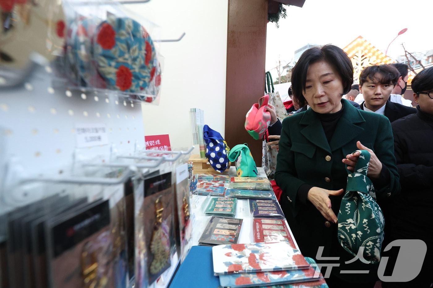 오영주 중소벤처기업부 장관이 6일 오후 서울 마포구 홍대 레드로드에서 열린 &#39;12월 동행축제&#39;를 찾아 부스를 둘러보고 있다. 사진은 기사와 무관. ⓒ News1 신웅수 기자