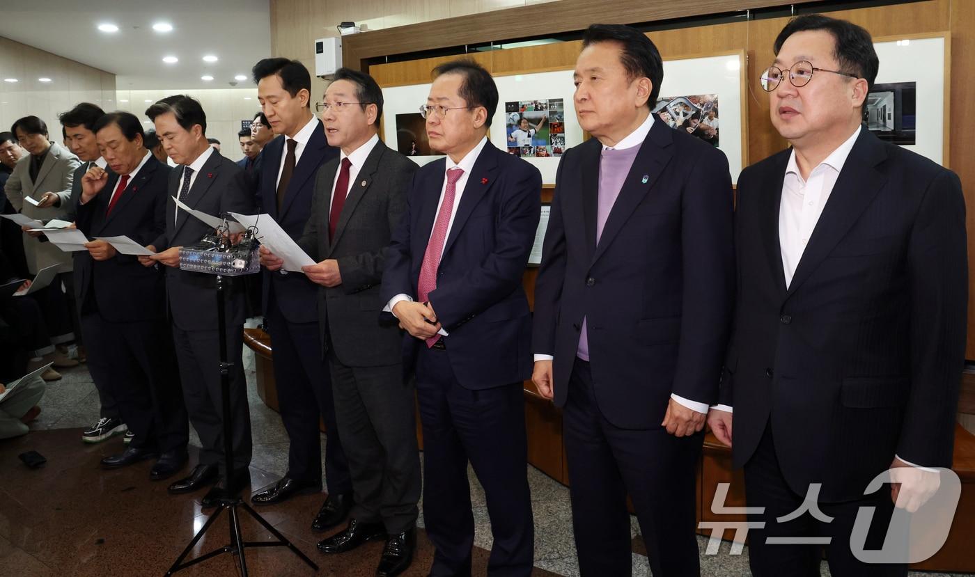 6일 오후 서울 중구 프레스센터에서 열린 국민의힘 시도지사들이 계엄 사태 관련 긴급 회동을 갖고 입장 발표를 하고 있다. 2024.12.6/뉴스1 ⓒ News1 김명섭 기자