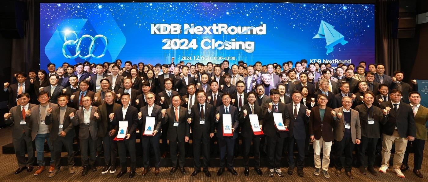 한국산업은행은 국내 대표 벤처투자플랫폼인 KDB NextRound의 2024년 한해 여정을 마무리하고 넥스트라운드 800회 개최를 기념하는 &#39;KDB NextRound 2024 Closing&#39;을 6일 여의도 글래드 호텔에서 개최했다. 첫째줄 왼쪽 여섯번째부터 스트롱벤처스 배기홍 대표, 한화투자증권 한두희 사장, 산업은행 김복규 수석부행장, 산업은행 강석훈 회장, 전북특별자치도 김관영 지사, 이노스페이스 김수종 대표, 클로봇 김창구 대표. 사진은 KDB산업은행 제공.