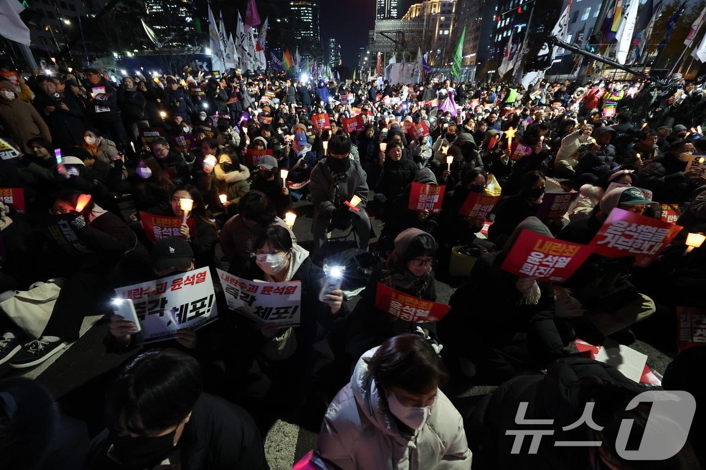 6일 오후 서울 여의도 국회의사당 앞에서 열린 윤석열 대통령의 퇴진 촉구 집회에서 시민들이 손피켓을 들고 정권 퇴진을 촉구하고 있다. 2024.12.6/뉴스1 ⓒ News1 이동해 기자