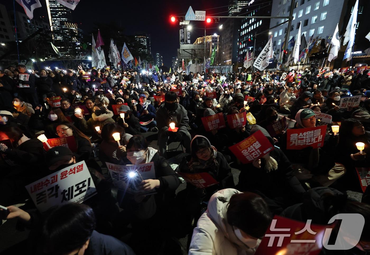 6일 오후 서울 여의도 국회의사당 앞에서 열린 윤석열 대통령의 퇴진 촉구 집회에서 시민들이 손피켓을 들고 정권 퇴진을 촉구하고 있다. 2024.12.6/뉴스1 ⓒ News1 이동해 기자